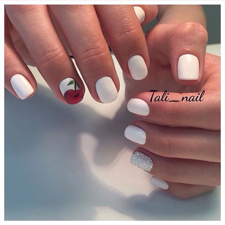 Білий мінімалістичний манікюр зі срібним розписом та блискітками