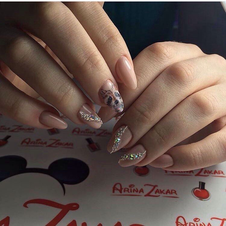 Бежевий манікюр з ручним розписом та сріблястими стразами