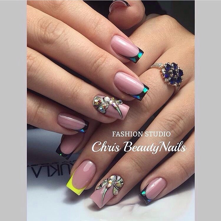 Яскравий рожевий френч на довгих квадратних нігтях з 3D декором