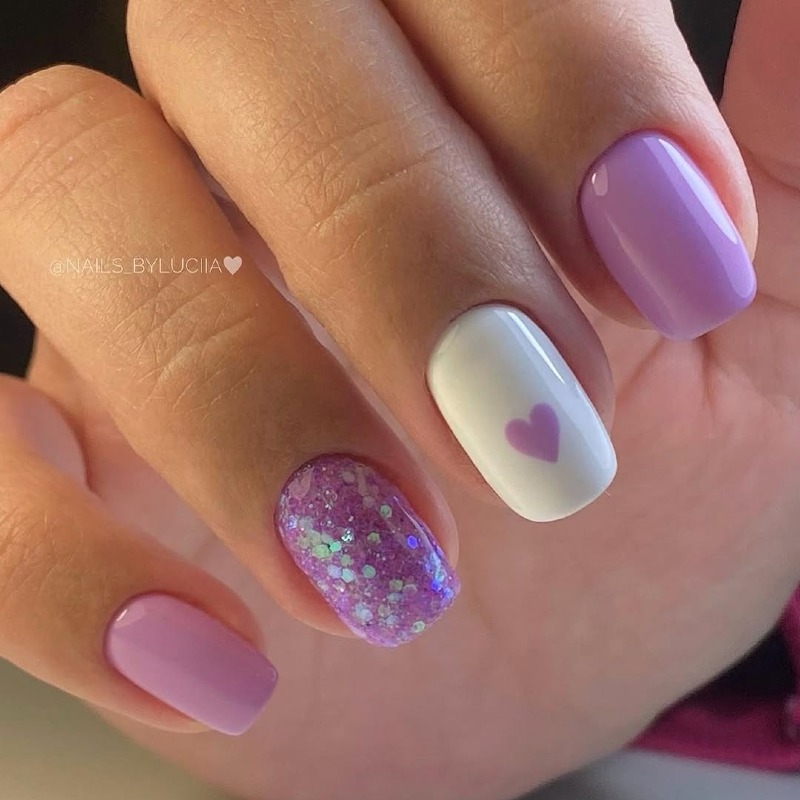 Фіолетово-білий мінімалістичний манікюр: блискучий гель-лак та ручний розпис