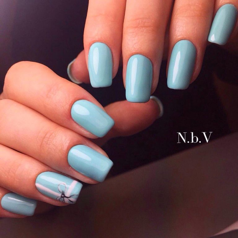 Геометричний синій манікюр: мінімалізм та ручний розпис на круглих нігтях