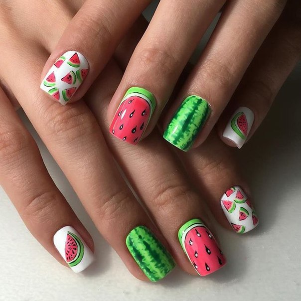 Яскравий зелений манікюр з ручним розписом та червоними акцентами