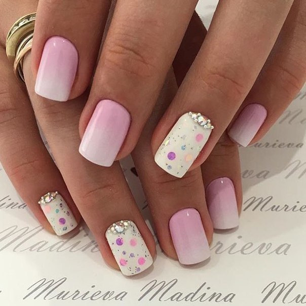 Рожевий омбре з блискітками та стразами на коротких квадратних нігтях
