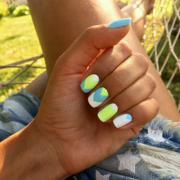 Геометричний дизайн: зелено-сині кола на коротких нігтях