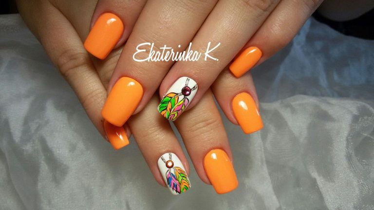 Абстрактний помаранчевий манікюр з 3D елементами та стразами
