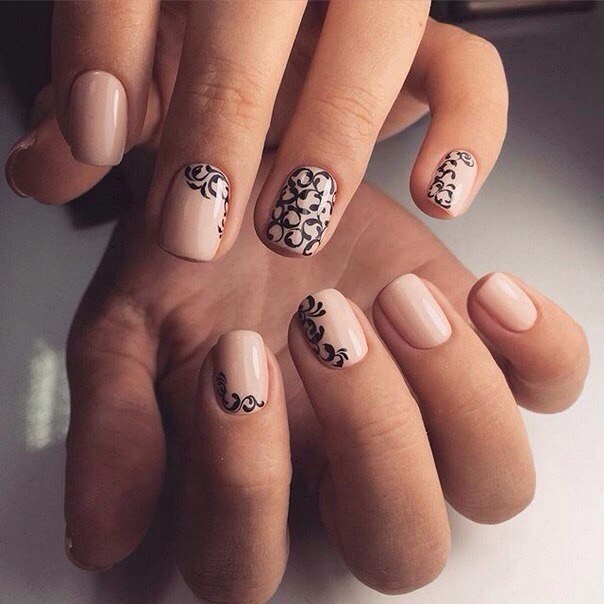 Абстрактний манікюр: бежевий дизайн з чорними графічними лініями