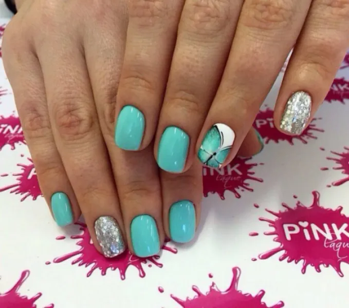 Короткі круглі нігті: зелений блискучий дизайн з квітковим розписом