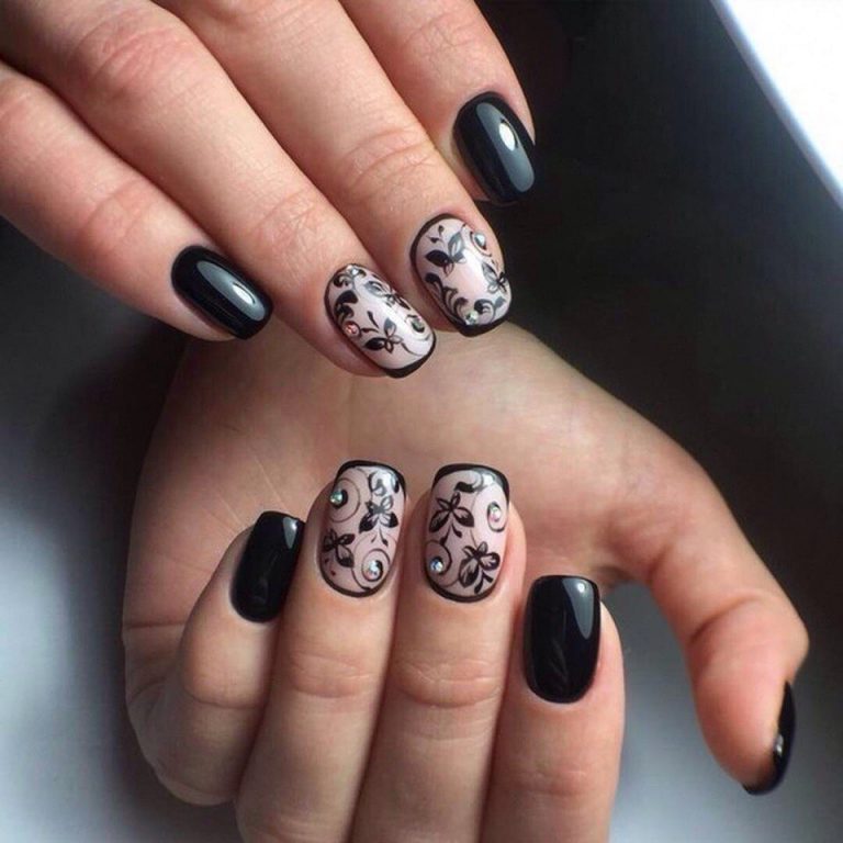 Овальні нігті: Чорно-бежевий квітковий дизайн з негативним простором та блиском стразів