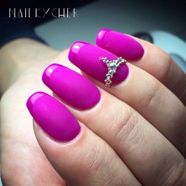 Розкішний фіолетовий матовий дизайн: овальні нігті з 3D ефектом та стразами