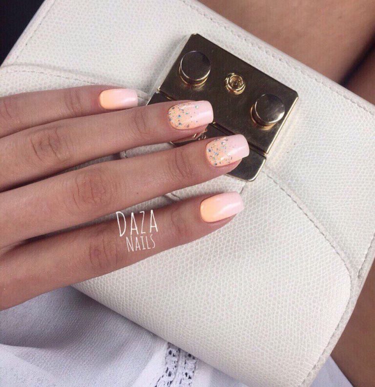 Рожевий мінімалістичний манікюр з блискітками на квадратних нігтях