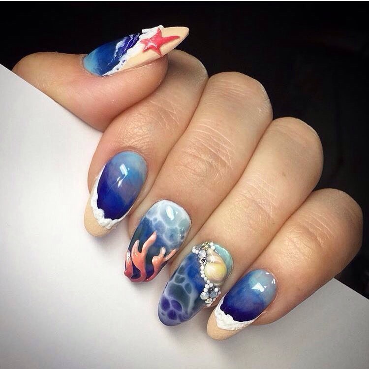 Яскравий літній манікюр: синьо-бежевий 3D дизайн на мигдалі