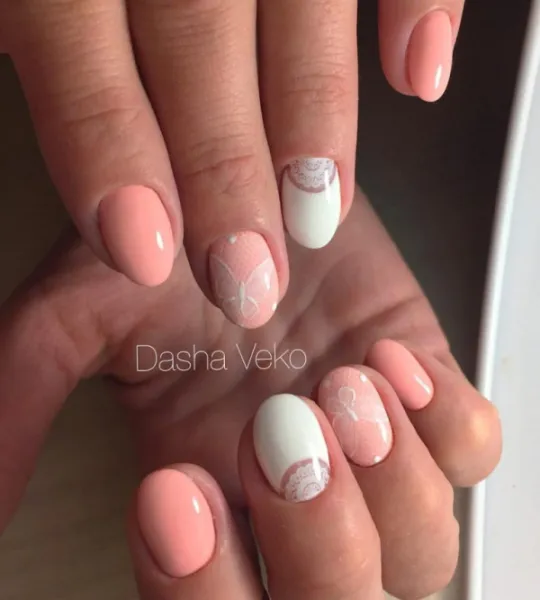 Ніжність рожевого: квітковий блиск на овальних нігтях