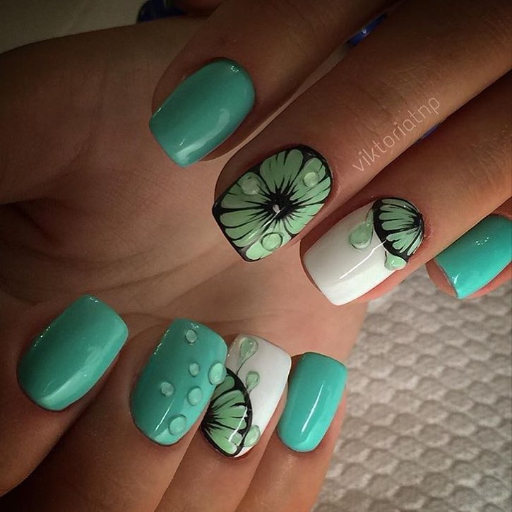 Зелений манікюр з об'ємними білими квітами та ручним розписом