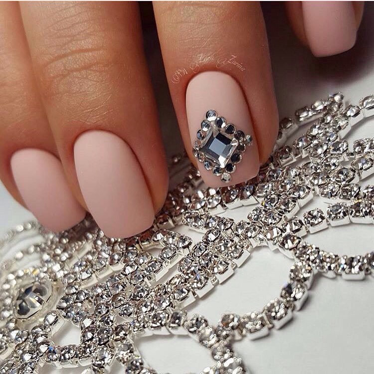 Матовий рожевий манікюр з 3D сріблястими акцентами та стразами