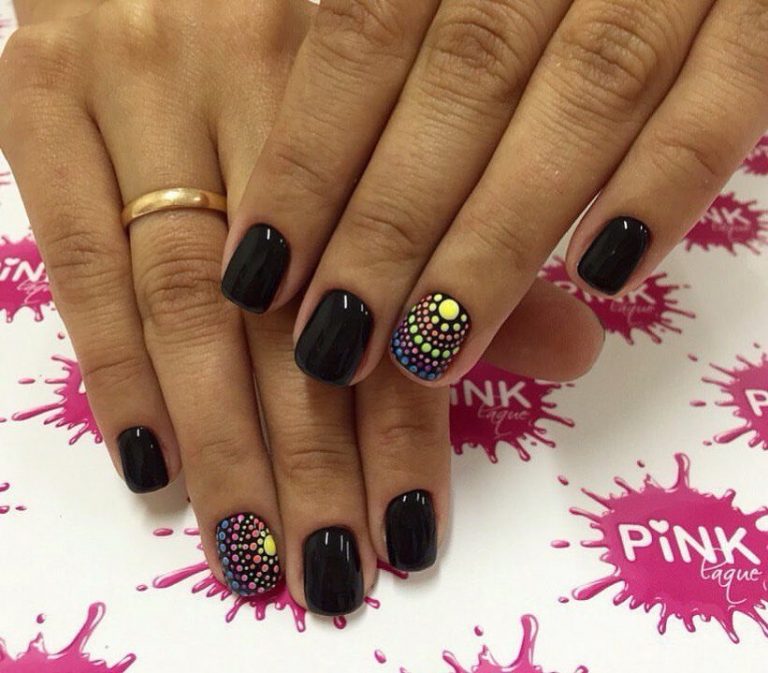 Чорний манікюр з яскравою геометричною абстракцією: ручний розпис на круглих нігтях