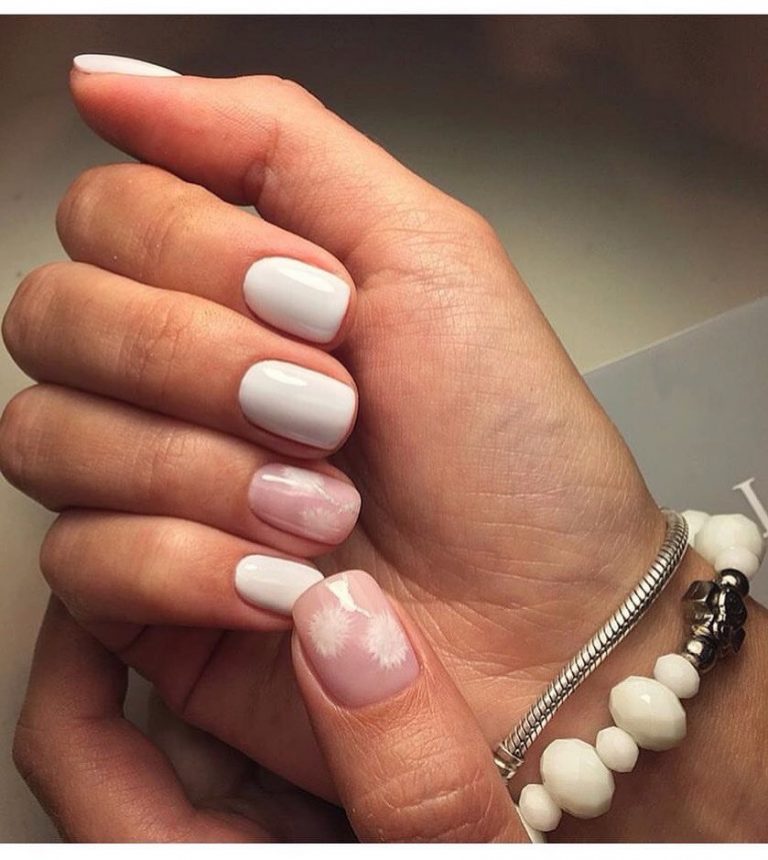 Білий манікюр з рожевими квітами: мінімалізм та ручний розпис