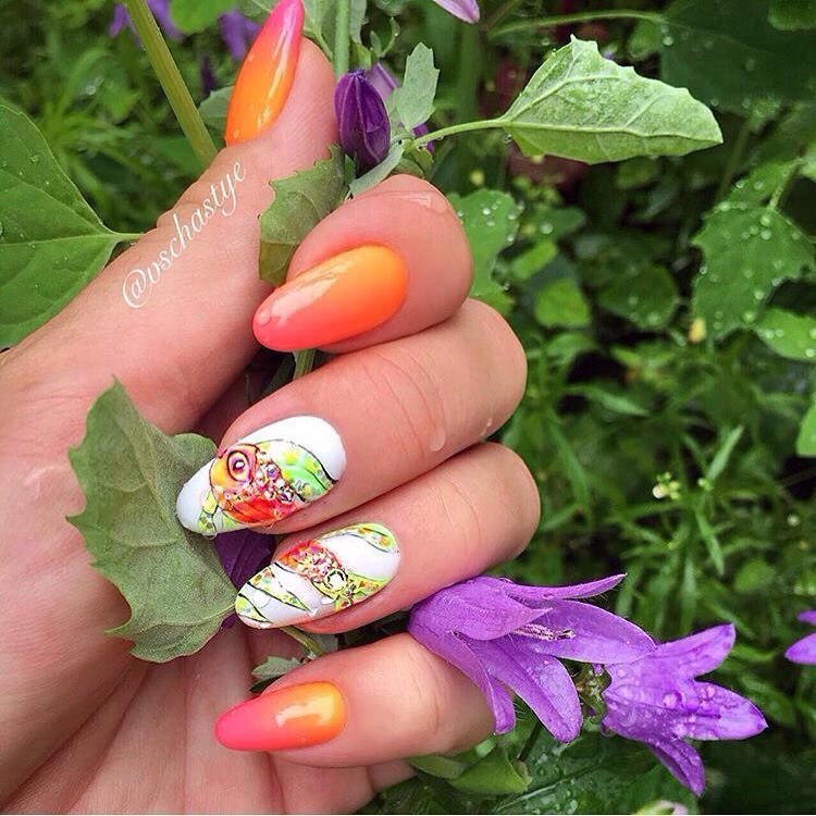 Помаранчевий квітковий манікюр з абстракцією та омбре