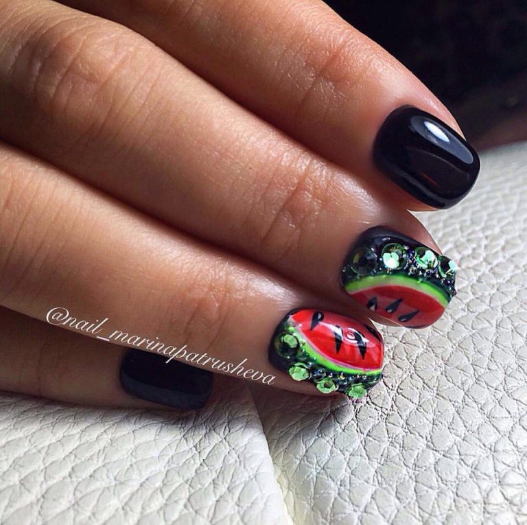 Чорний манікюр: 3D дизайн з ручним розписом та стразами