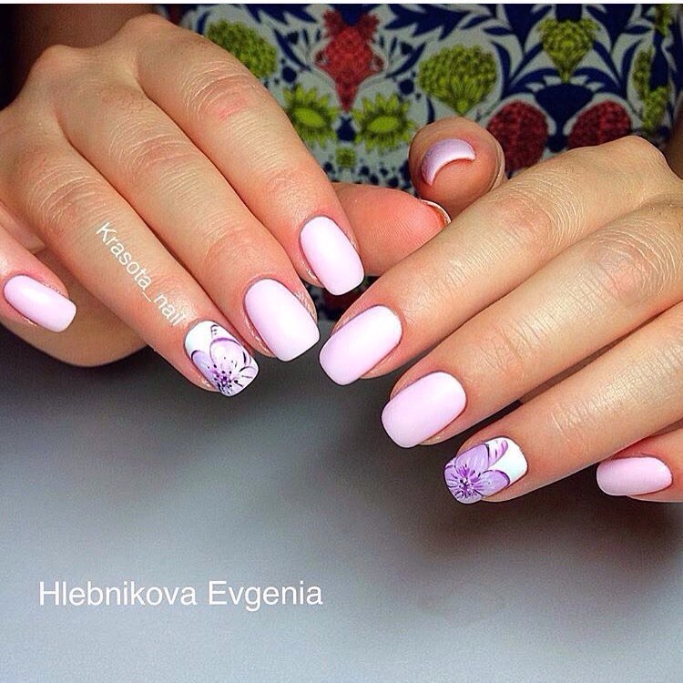 Матовий рожевий манікюр з ручним розписом фіолетових квітів