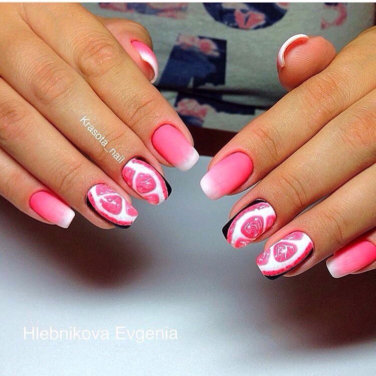 Літній рожевий омбре манікюр з абстрактним розписом