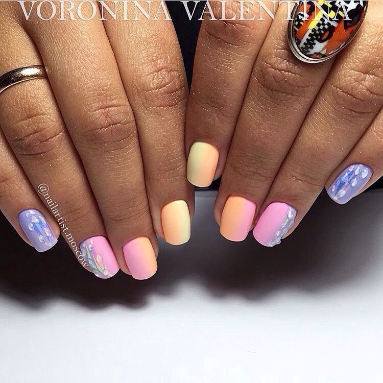 Манікюр омбре з матовими квітами у літніх відтінках