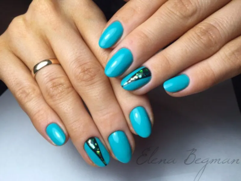 Синьо-зелена геометрія на овальних нігтях зі сріблястою фольгою