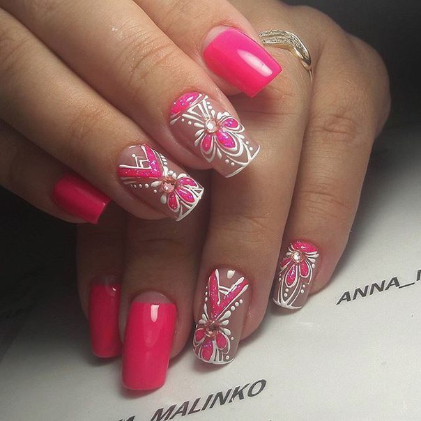 Рожевий манікюр з 3D квітами, блискітками та геометрією на квадратних нігтях