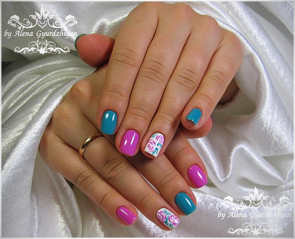 Синій манікюр з ручним розписом весняних квітів у рожевих тонах