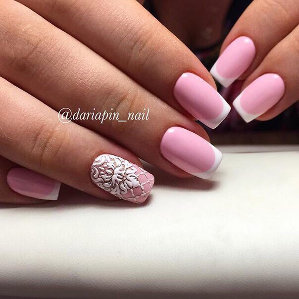 Рожевий френч з об'ємними білими квітами на квадратних нігтях