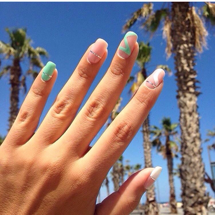 Бежевий манікюр з мінімалістичною зеленою геометрією
