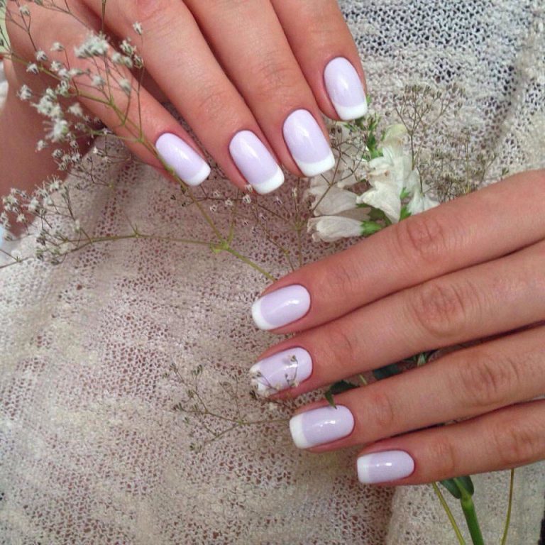 Фіолетовий френч з квітковим розписом на овальних нігтях