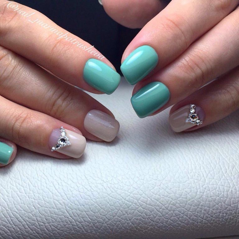 Манікюр "Весняний мінімалізм": зелено-бежевий гель-лак з 3D-стразами