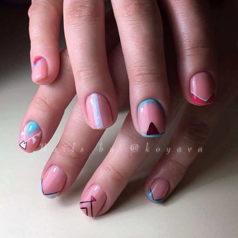 Бежевий манікюр з синіми геометричними лініями та негативним простором