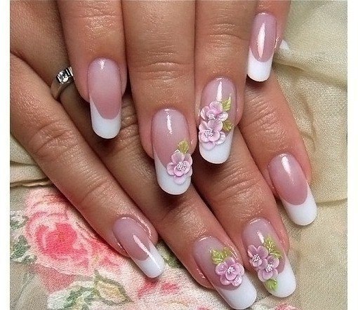 Об'ємний 3D-френч на бежевих овальних нігтях: квіткова феєрія ручного розпису