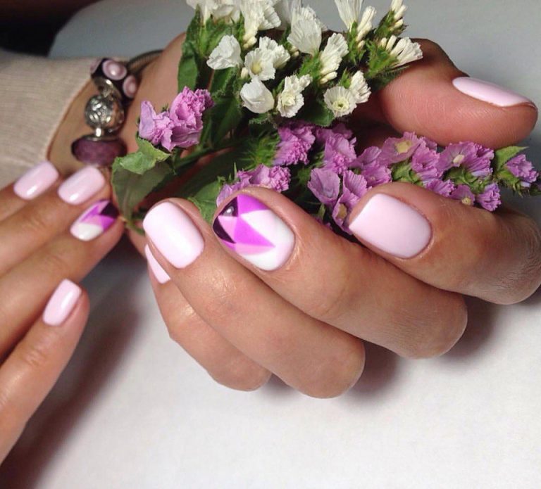 Манікюр з рожевою базою та фіолетовими геометричними лініями