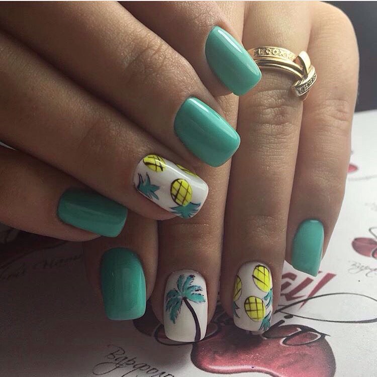 Максималістичний манікюр: квадратні нігті з яскравим зелено-жовтим розписом