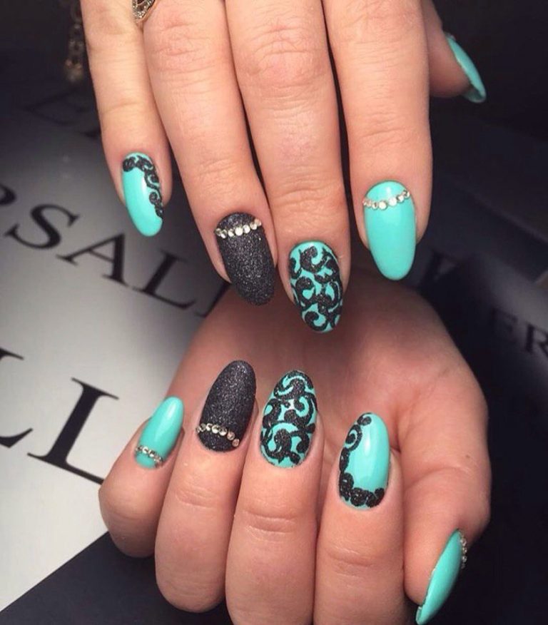 Абстрактний зелений манікюр з блискітками та стразами на довгих нігтях