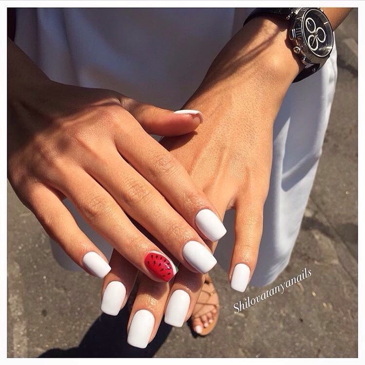 Матовий білий манікюр з мінімалістичною червоною лінією