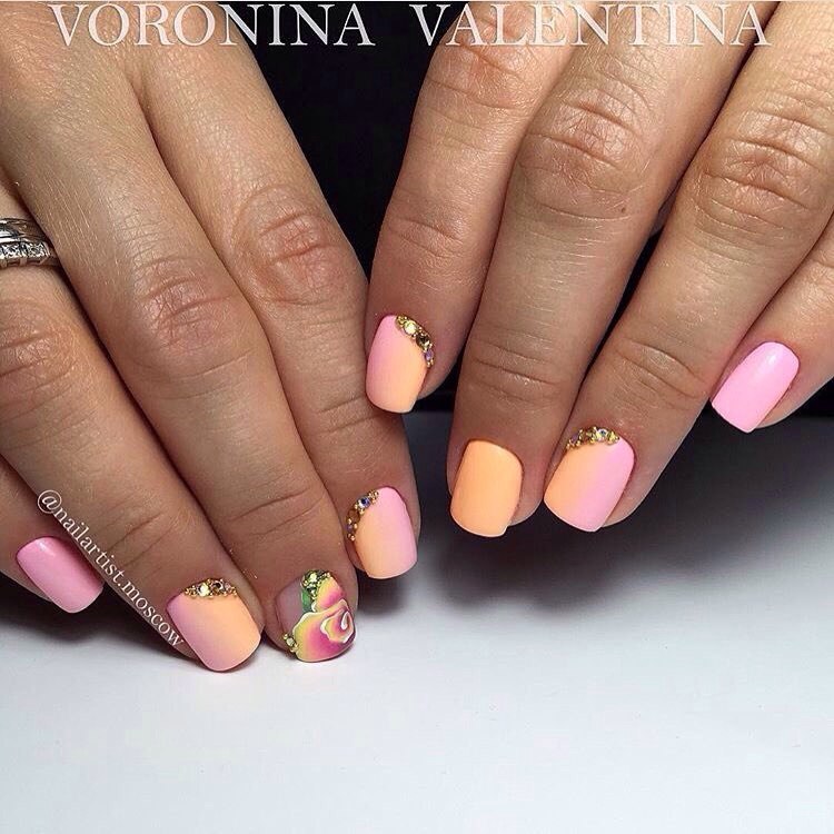 Рожево-помаранчевий омбре манікюр з 3D квітами та стразами