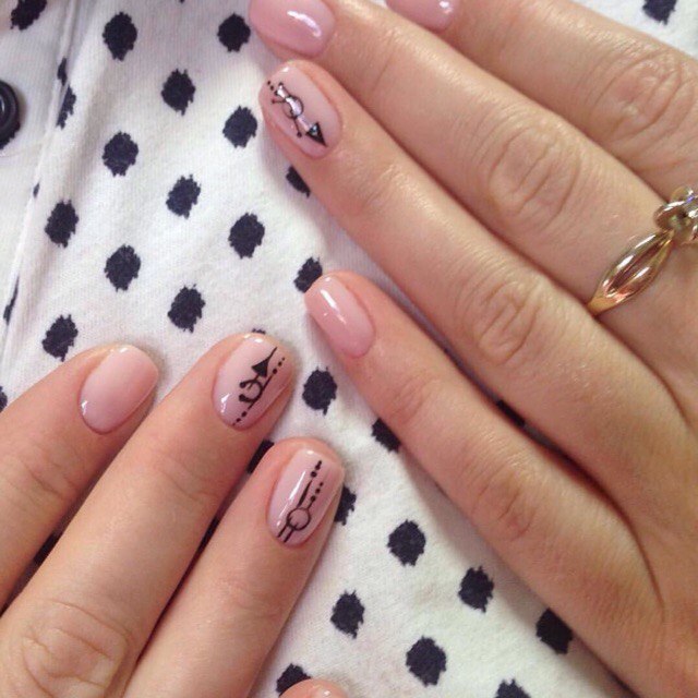 Рожевий манікюр: мінімалізм з чорними абстрактними лініями