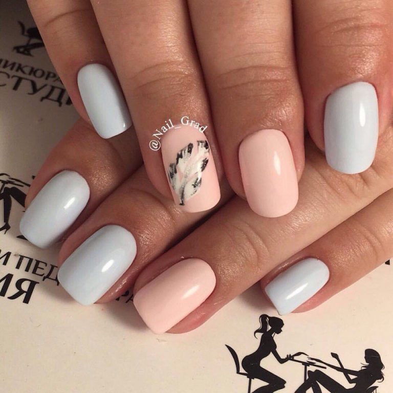 Абстрактний манікюр з рожевою основою та синіми мазками