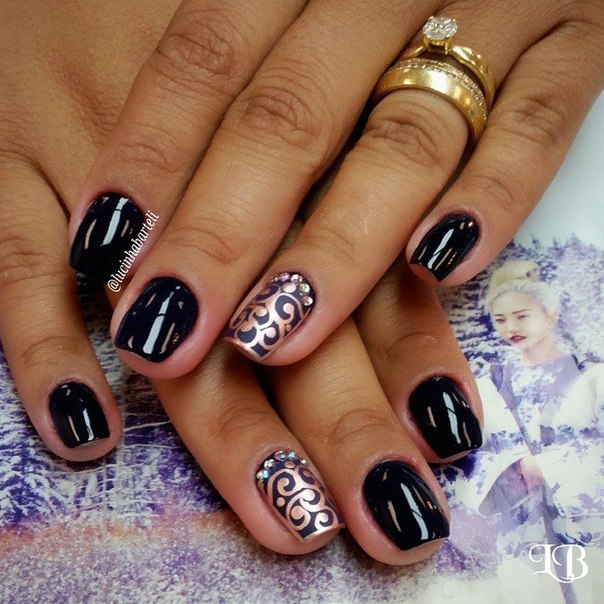 Чорний манікюр з блискучими золотими візерунками та стразами