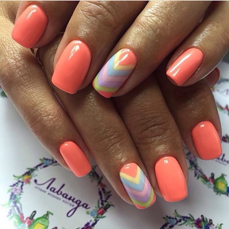 Геометричний манікюр з яскравими лініями та кольорами