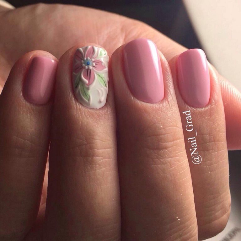Рожевий весняний 3D квітковий манікюр на овальних нігтях