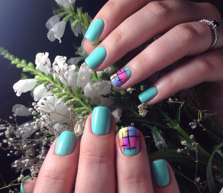 Зелений манікюр з яскравою геометрією на круглих нігтях