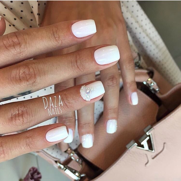 Білий манікюр з блискучими срібними акцентами та 3D-ефектом