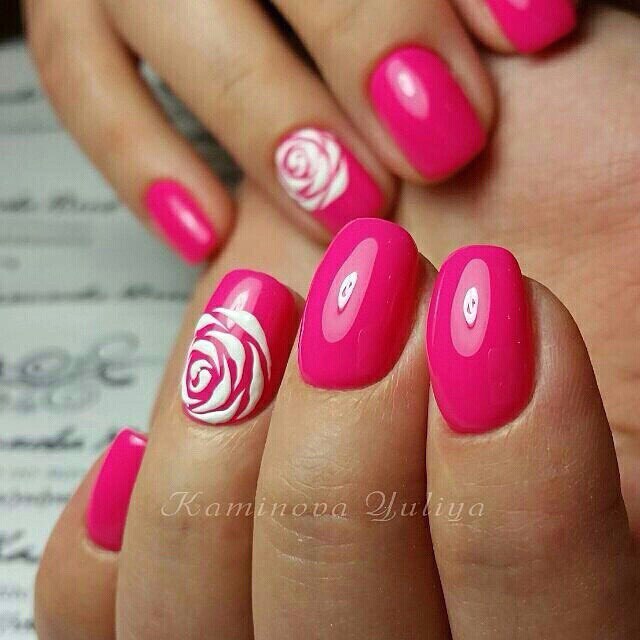 Рожевий манікюр з білими квітами та блиском – ручний розпис