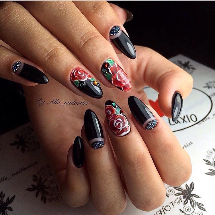 Максималістичний чорний манікюр з червоними квітами та стразами