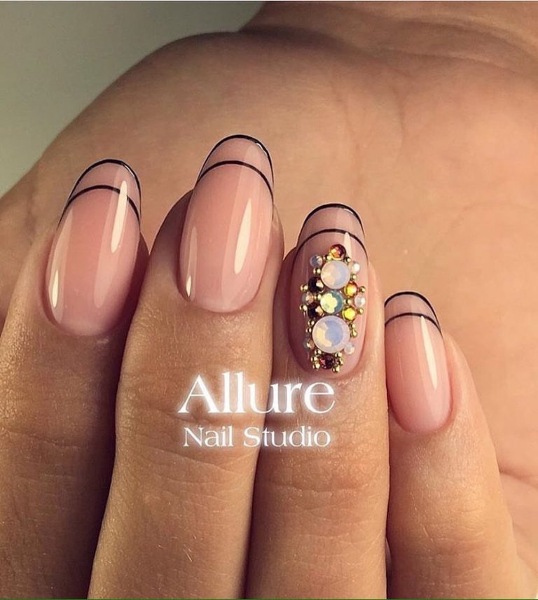 Бежевий френч з чорною лінією та золотою геометрією на мигдалеподібних нігтях