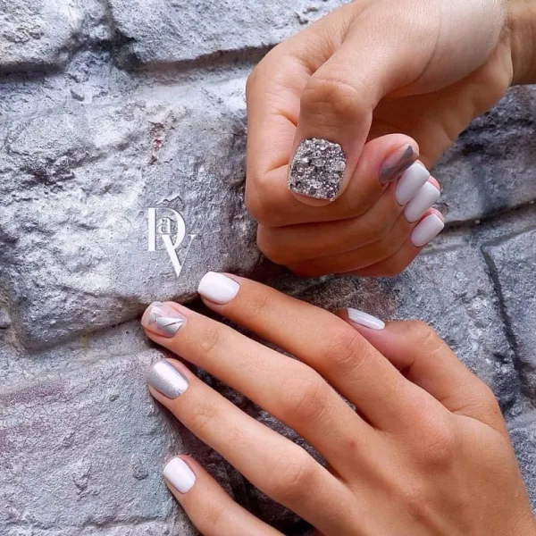 Сріблястий мінімалізм: біла геометрія на коротких круглих нігтях